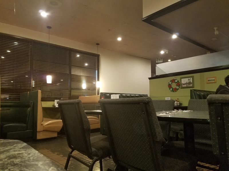 Shelly's Breakfast & Lunch interior