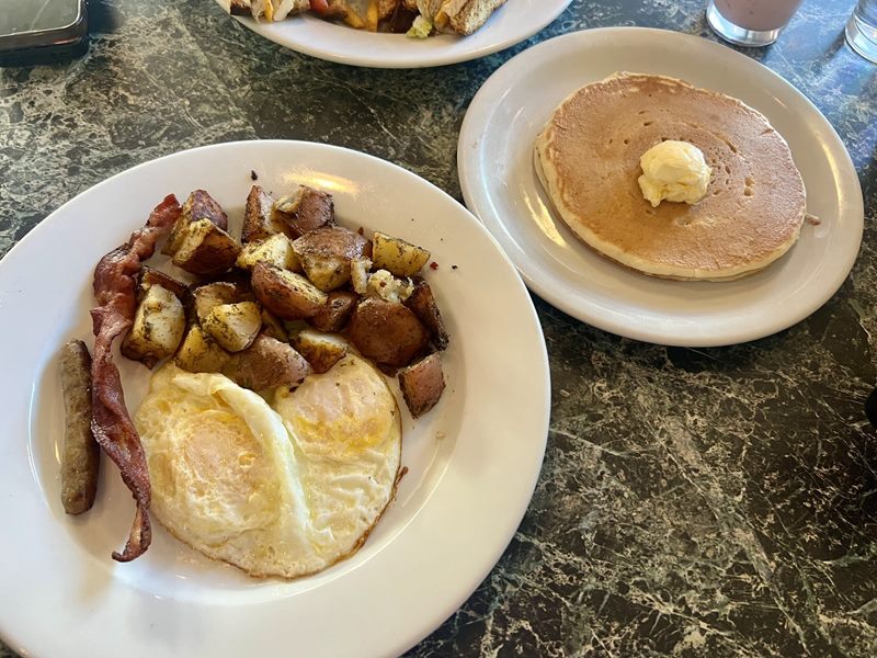 Shelly's Breakfast & Lunch food